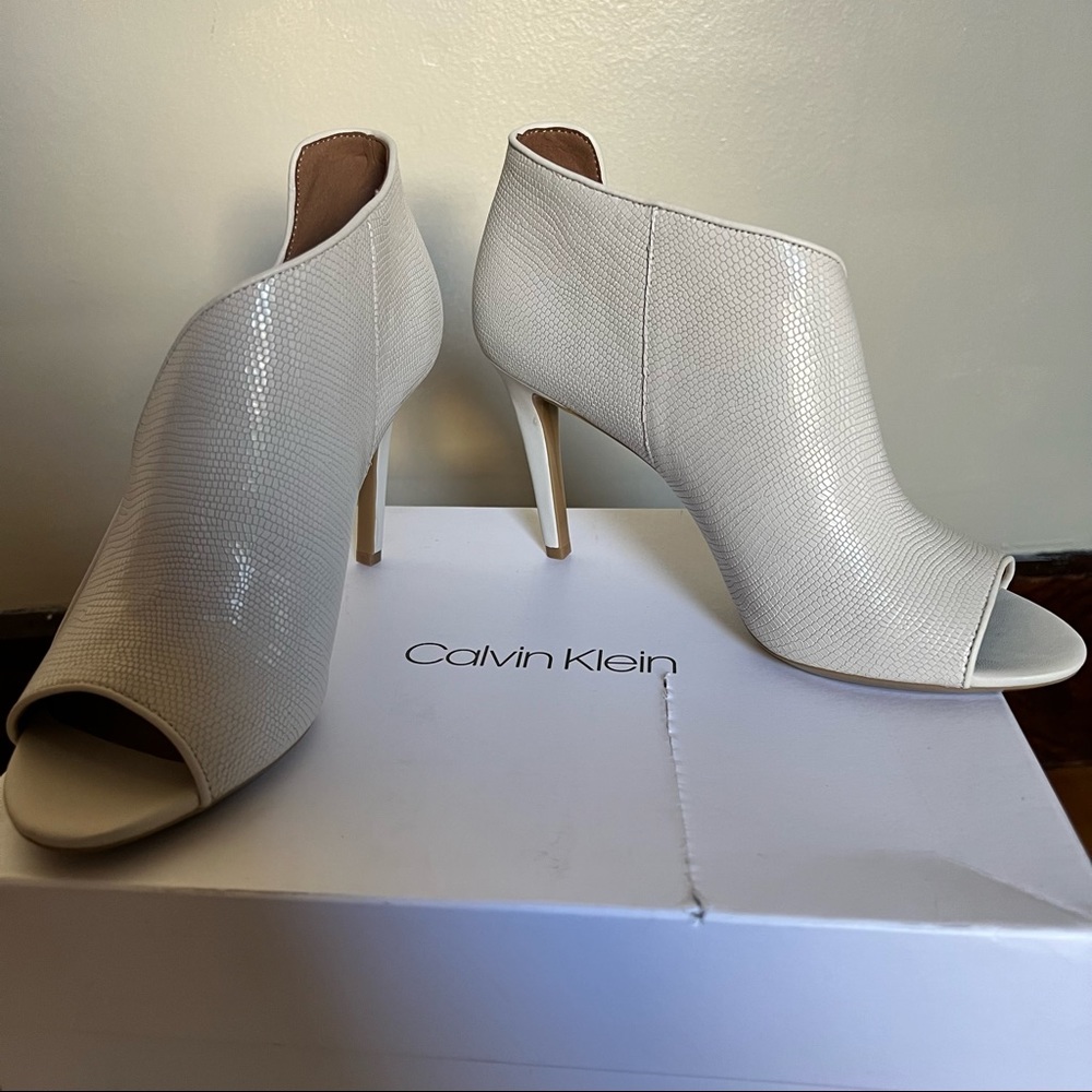 NWT Calvin Klein Nastassia Peep Toe Pump In Soft White Leather - Picture 9 of 16